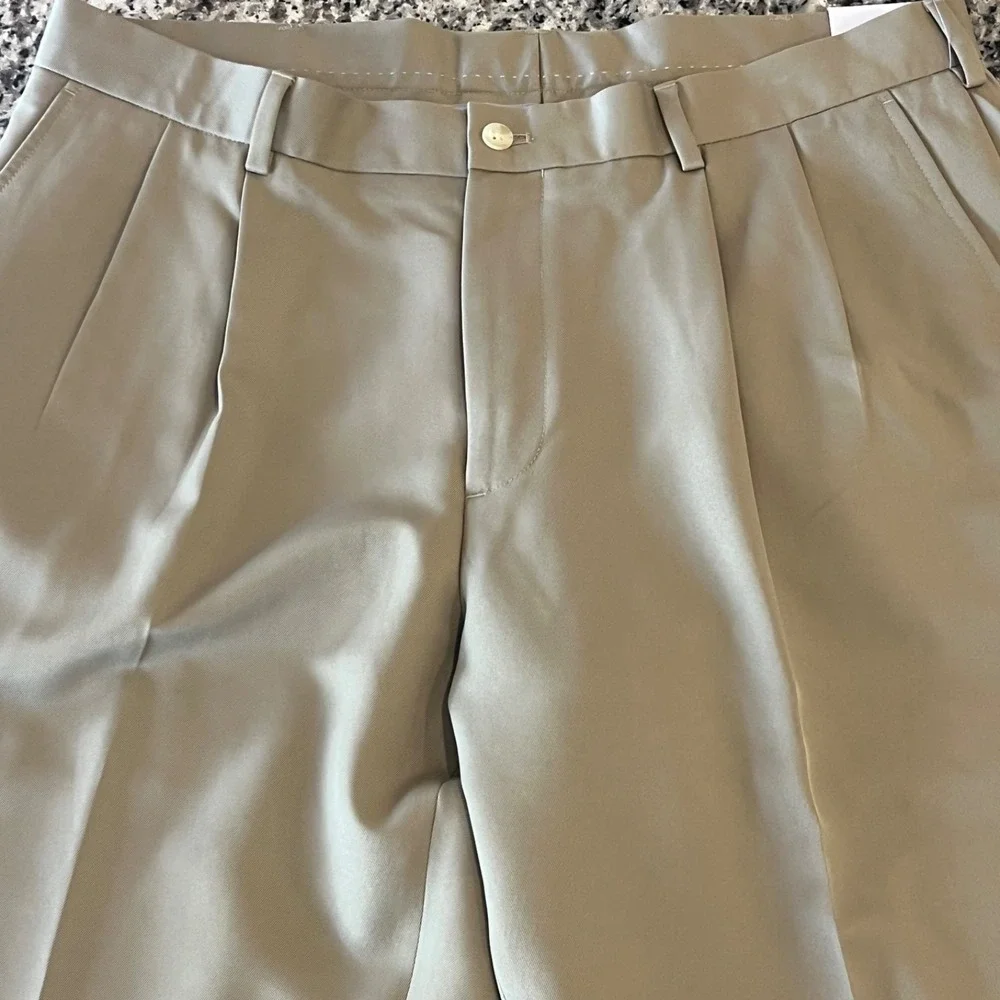 NWT Van Heusen Premium No‎ Iron Classic Fit Pleat Pants Mens 36x32 Khaki Cuffed